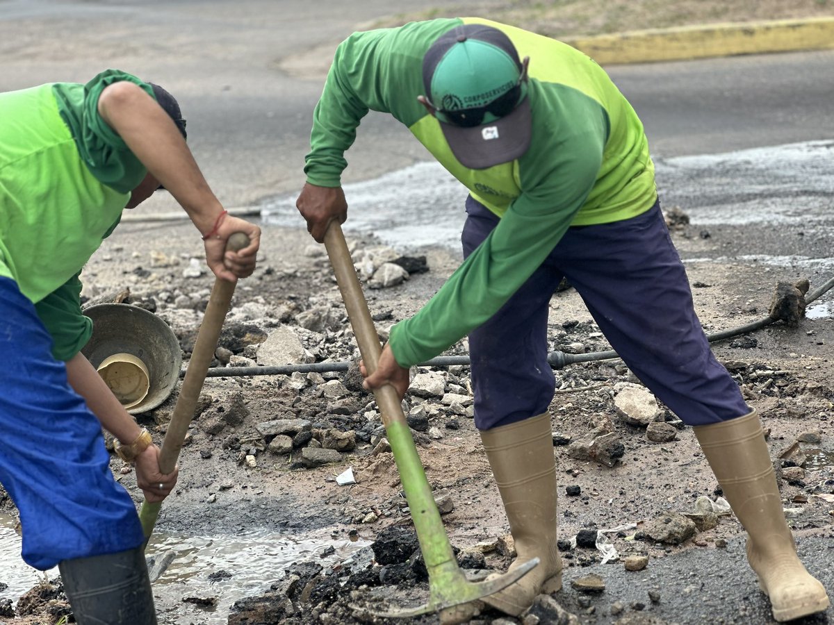 Nuestro alcalde <a href="/OviedoPSUV/">Tito Oviedo</a> continúa atendiendo a las comunidades, en esta oportunidad se están haciendo reparaciones de varios botes de agua a la altura de Villa Polígono, para garantizar que las vías estén en excelentes condiciones.