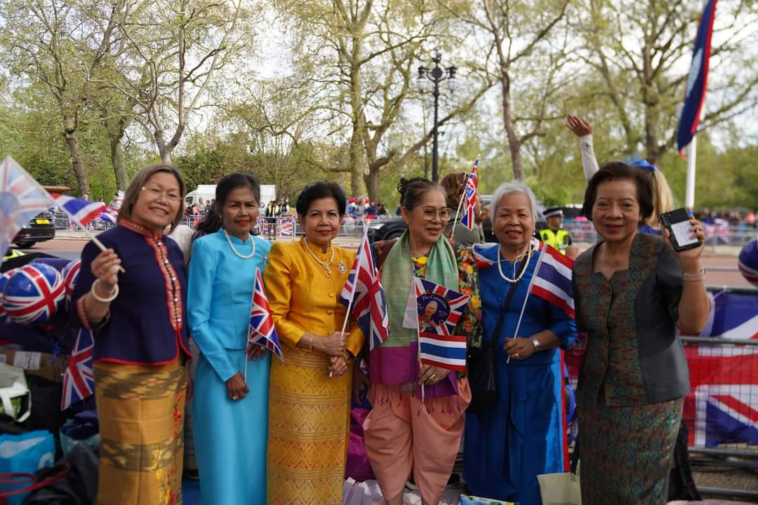 🥰👑💛💜🇹🇭🇬🇧 พลัง​แห่งความ​จงรักภักดี​ที่​กรุงลอนดอน​ บรรยากาศ​พสกนิกร​ไทยในอังกฤษ​นำโดย​ 'กลุ่มในหลวง​ในดวงใจ​ King​ of​ Heart' เฝ้าฯรับเสด็จ​ ในหลวง​และ​พระราชินี​ ใน​โอกาส​เสด็จฯ​ไป​ทรง​ร่วมงานพระราชพิธีบรมราชาภิเษก

ขอบคุณ​ภาพ​: Amthaipaper
#เรารักสถาบันพระมหากษัตริย์