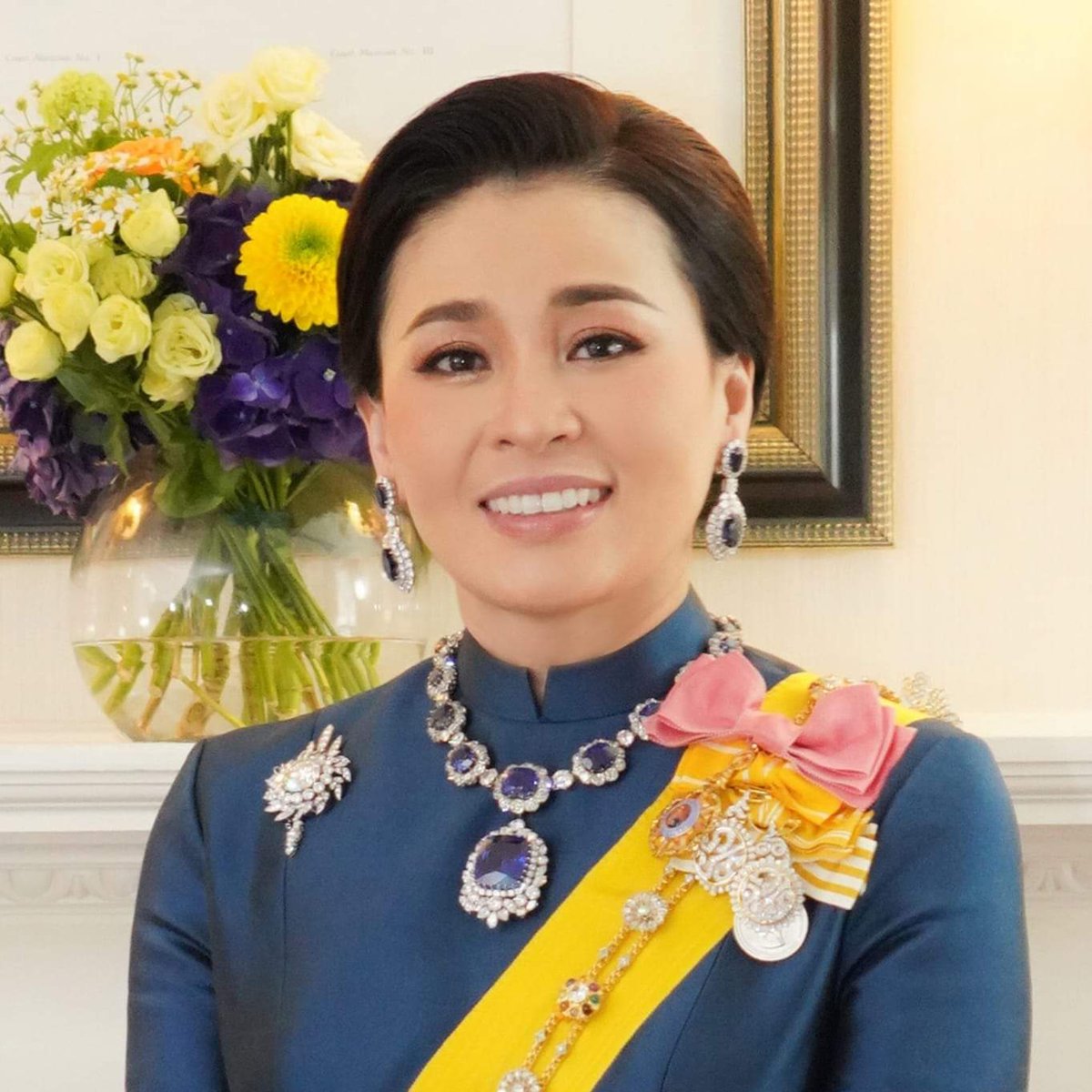 DrnewSuphanat's tweet photo. การที่สมเด็จพระนางเจ้า ฯ พระบรมราชินี ทรงสวมสร้อยพระศอไพลินสีน้ำเงิน ออกงานพระราชพิธีบรมราชาภิเษก สมเด็จพระเจ้าชาลส์ที่ 3 เป็นที่ประจักษ์ต่อสายชาวโลก พิสูจน์ให้เห็นว่านิทานหลอกเด็กบลูไดมอนด์ถูกปั่นขึ้นเพื่อหลอกกันเองภายในประเทศเท่านั้น ไม่มีมูลความจริงใดๆ #Coronation #ทรงพระเจริญ https://t.co/zNT6bbWi8m