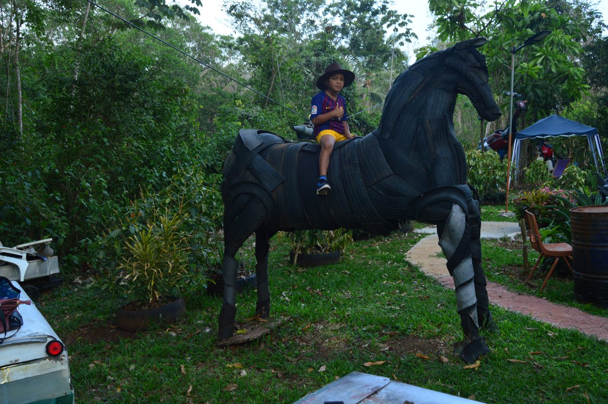 Visitantes en el Parque de Reciclaje en Villa Carmen de Capira el tour fue completo incluídas las fotografías con la cámara fotográfica y el caballo #panama🇵🇦 #panamaoeste #art #arte #reciclajecreativo
