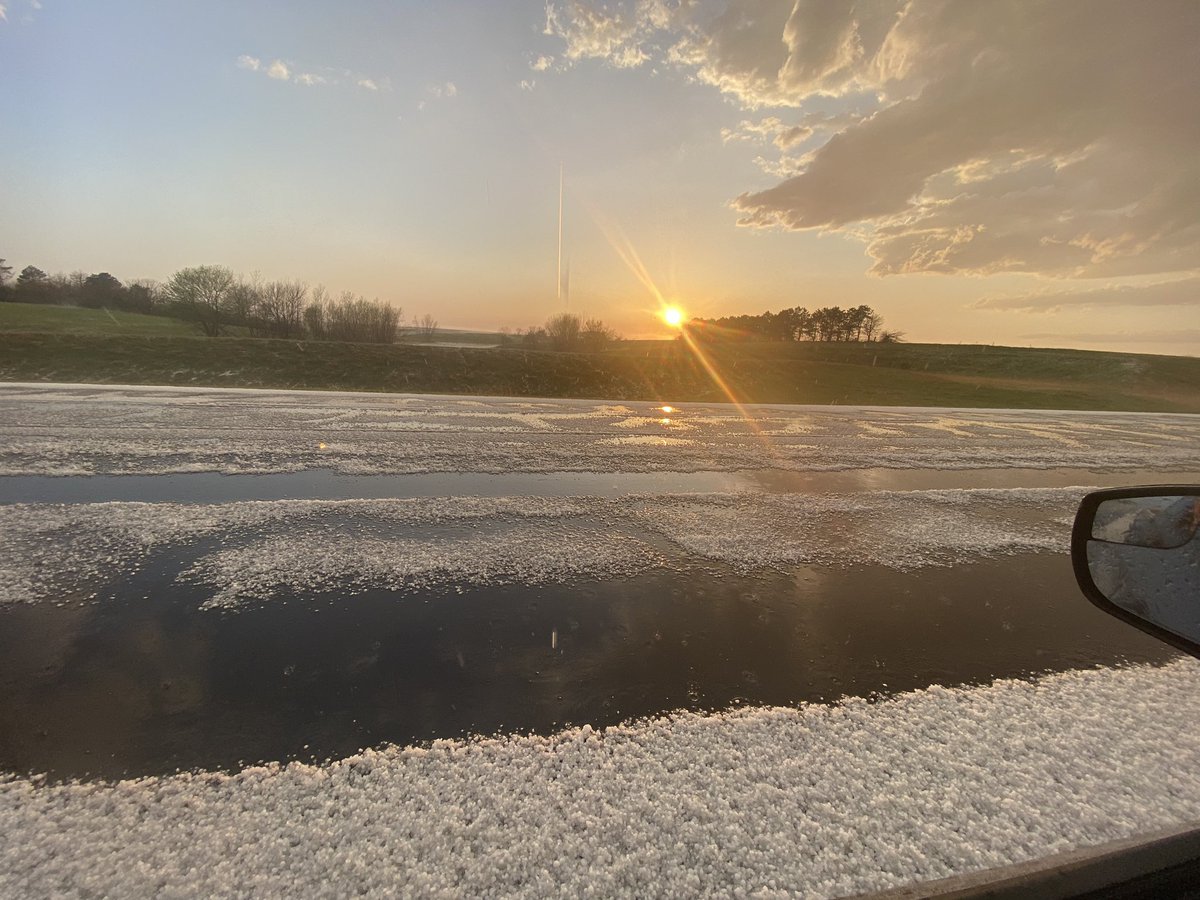 BrandonPayne31's tweet photo. @NWSHastings north of Blue Hill 4 miles https://t.co/5cXJwytiR0