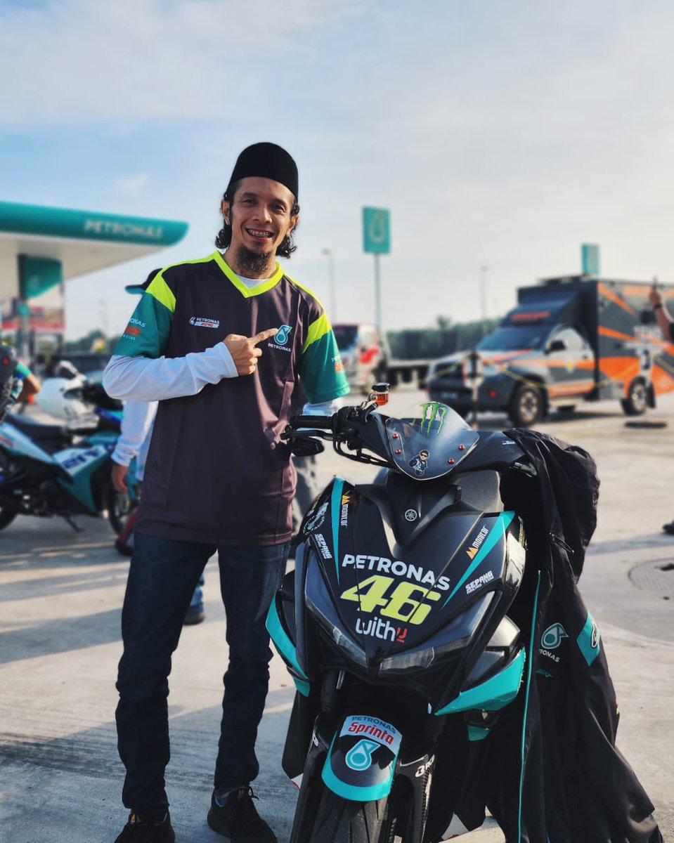 Petronasbrands's tweet photo. Thanks @petronasshop for the cool jersey!
Apalah konvoi motor tanpa baju lawa ποΈ
#MAS2023 #RidewithPETRONAS https://t.co/uUwhImbhlH