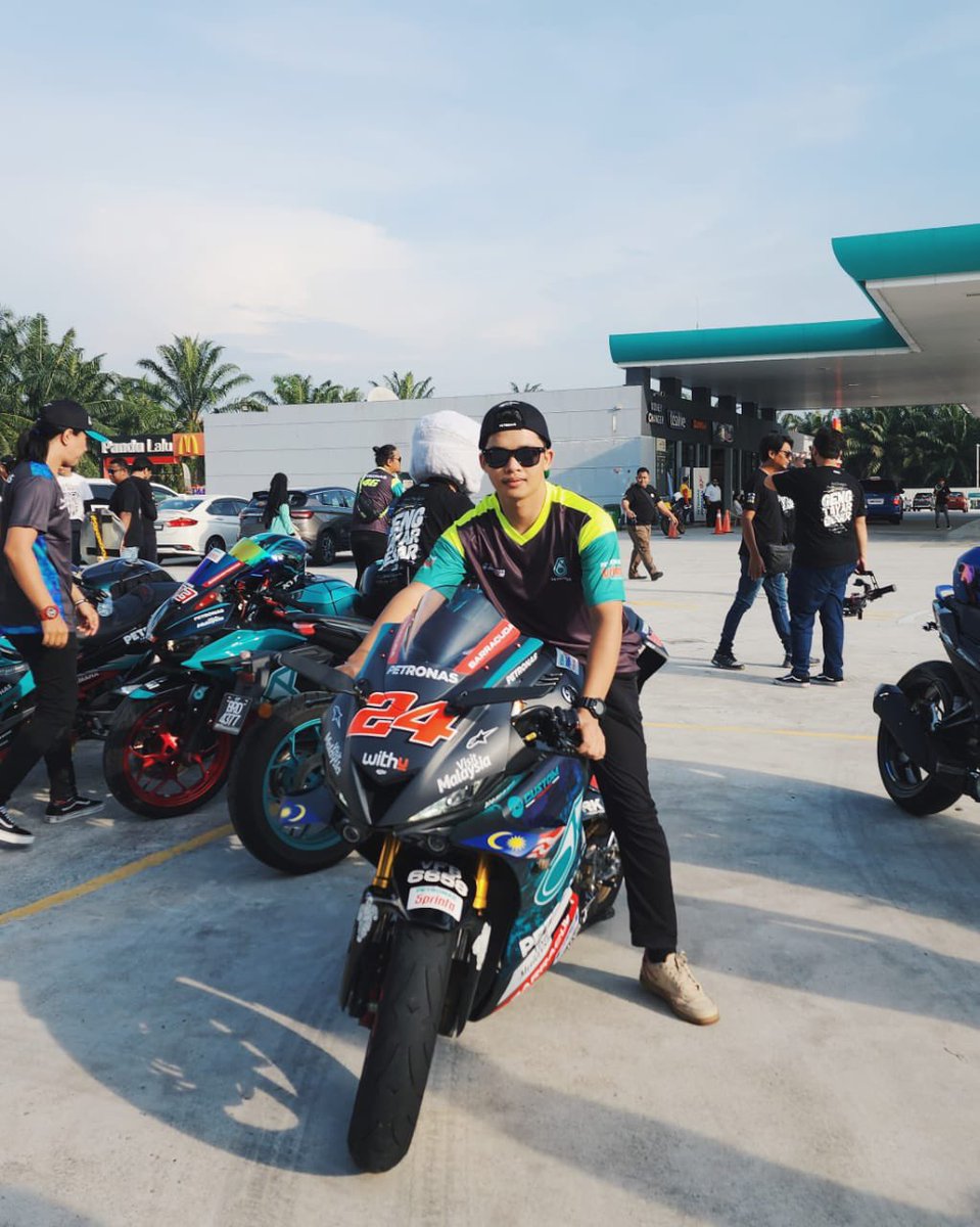 Petronasbrands's tweet photo. Thanks @petronasshop for the cool jersey!
Apalah konvoi motor tanpa baju lawa ποΈ
#MAS2023 #RidewithPETRONAS https://t.co/uUwhImbhlH