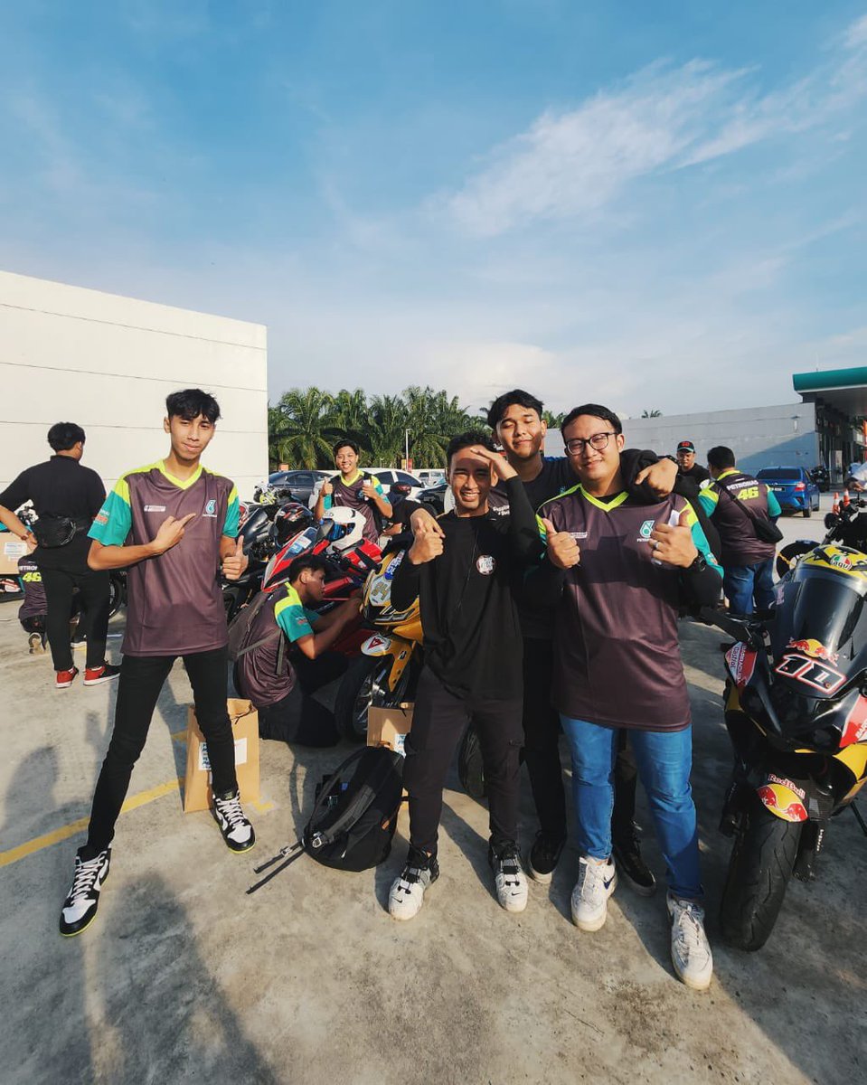 Petronasbrands's tweet photo. Thanks @petronasshop for the cool jersey!
Apalah konvoi motor tanpa baju lawa ποΈ
#MAS2023 #RidewithPETRONAS https://t.co/uUwhImbhlH
