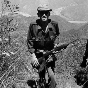 RCalasich's tweet photo. ASÍ CAPTURÓ AL "CHE"
Nos dejó el valiente Gral. #GaryPradoSalmón. Siendo capitán, derrotó y capturó vivo al #CheGuevara. «Mis soldados abrieron fuego contra el Che, le dieron en la pantorrilla, le abrieron la boina y le rompieron la carabina M2 que portaba». Eterna gratitud. https://t.co/wvgcDh2MV9