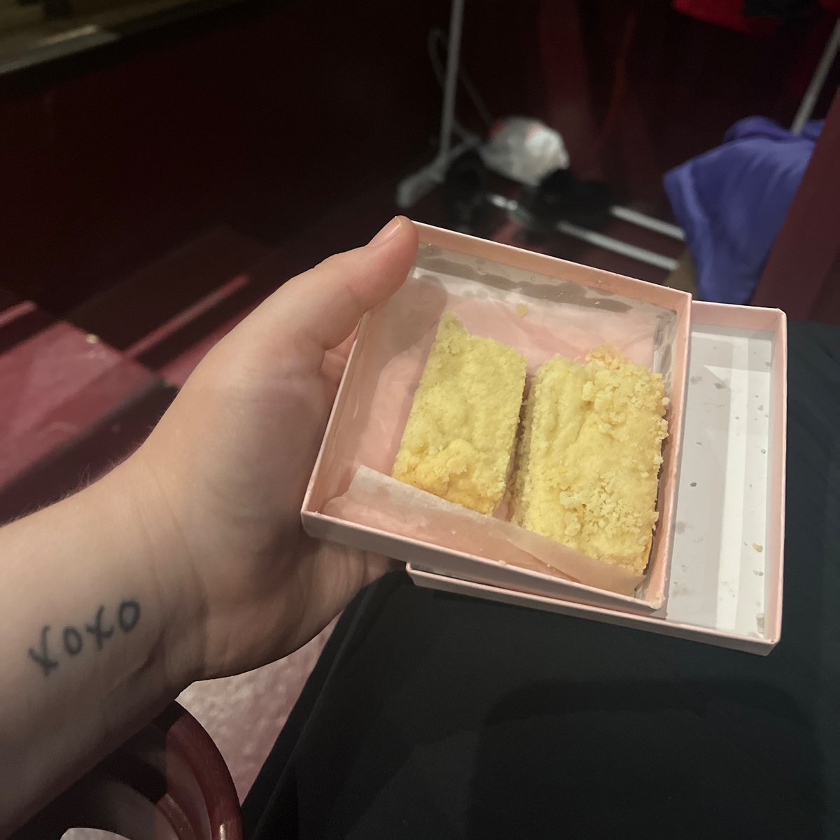 Eli__cherrypie's tweet photo. Mom gave me “Ted Lasso” biscuits. I don’t get it but it’s sweet and yum. https://t.co/76lme9jbx6