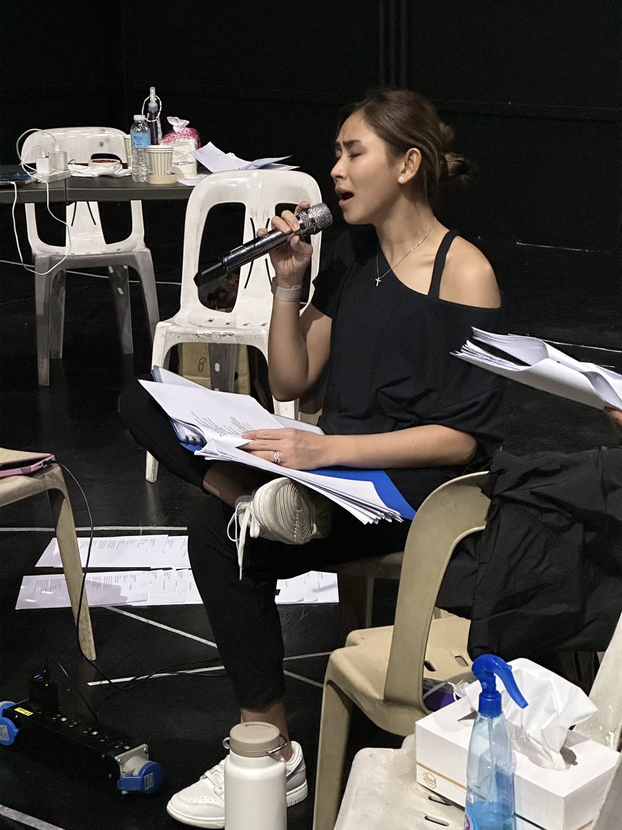 macoyski's tweet photo. Gaya n'yo, popster din ako. Kaya may moments na di pa rin ako makapaniwala na I'm working with our Queen. Lalo akong humanga sa kanya, sa hardwork and dedication n'ya. 🥹🥹🥹 love you, @JustSarahG 🥰🥰🥰 

(yung essay ko, after the concert na) haha! https://t.co/o71i3tWWXD
