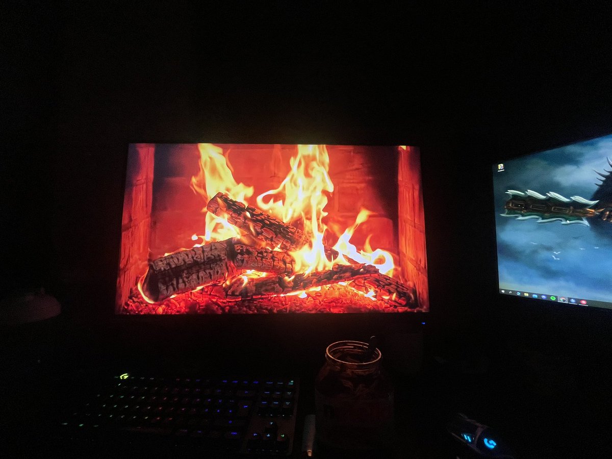 David_stfl's tweet photo. Allein um halb 4 morgens und ich sitze gemütlich vorm sehr echten Feuer mit meinen sehr echten Freunden und esse Nutella, gibt nichts besseres kappa https://t.co/TBvf4C9Q9o
