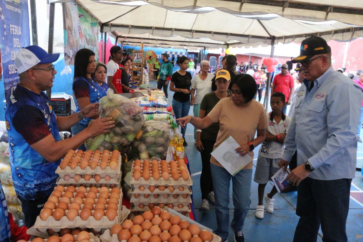 MinAlimenVen's tweet photo. #EnFotos | En #Caracas, la Vcpdta. @delcyrodriguezv
y nuestro ministro @LealTelleria visitaron la Feria del Campo Soberano de La Pastora, como parte del despliegue de las Ferias realizadas con los #CLAP, que en mayo distribuyen más de 15 mil TM de proteínas.

#MeResteoConMaduro https://t.co/BwrG4UsVvt