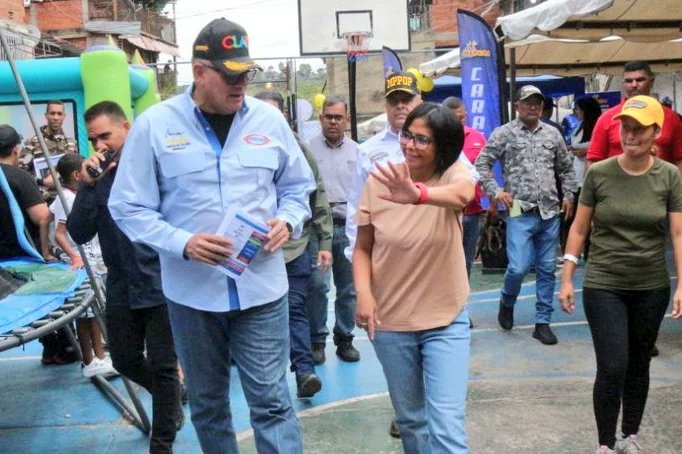 MinAlimenVen's tweet photo. #EnFotos | En #Caracas, la Vcpdta. @delcyrodriguezv
y nuestro ministro @LealTelleria visitaron la Feria del Campo Soberano de La Pastora, como parte del despliegue de las Ferias realizadas con los #CLAP, que en mayo distribuyen más de 15 mil TM de proteínas.

#MeResteoConMaduro https://t.co/BwrG4UsVvt