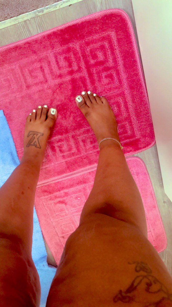 YolaFeet's tweet photo. I might slap his dick with my feet tonight 💦🍆😂 #feet_lover #feet #Fetish #Whitetoes #Size11 #Bigfeet #feetfetiche #feetfinder #footfetısh #Prettyfeet https://t.co/4B6ZWMBgYF
