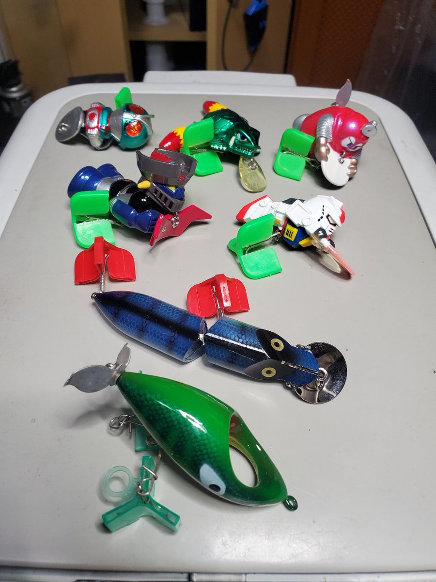 nagagan's tweet image. M昔のルアー。

手前はパトリック(フィンチュルーのパクリのトップケビーのパクリ)。
人生初バスを釣ったのがトップケビー。

次がAbuのHI-LOW。
リップが上下可動式で、表層からボトムまで探れます。

後ろはバスブームの頃、バンダイが出したキャラルアー。

#トップケビー
#HILOW
#バンダイルアー