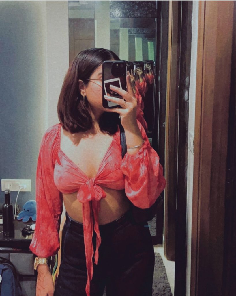Shreya62295's tweet photo. Kal raat ko dosto ke saath clubbing gayi thi , ghar nhi aa pai wapas. meri ek dost sur mei raat bhar chude hai after clubbing. Aaj date night bhi hai meri tho. https://t.co/sWtbbxt6SP