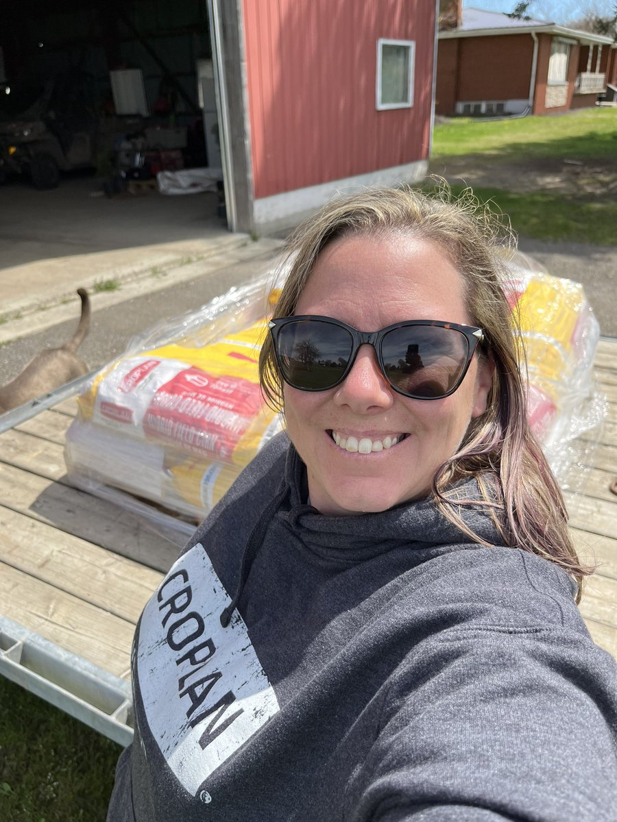 #CROPLAN #WinfieldUnitedCanada 
Today the Pilkey Farm crew were out delivering some soybeans and corn. Let hope the rain holds off and we can plant next weekend.