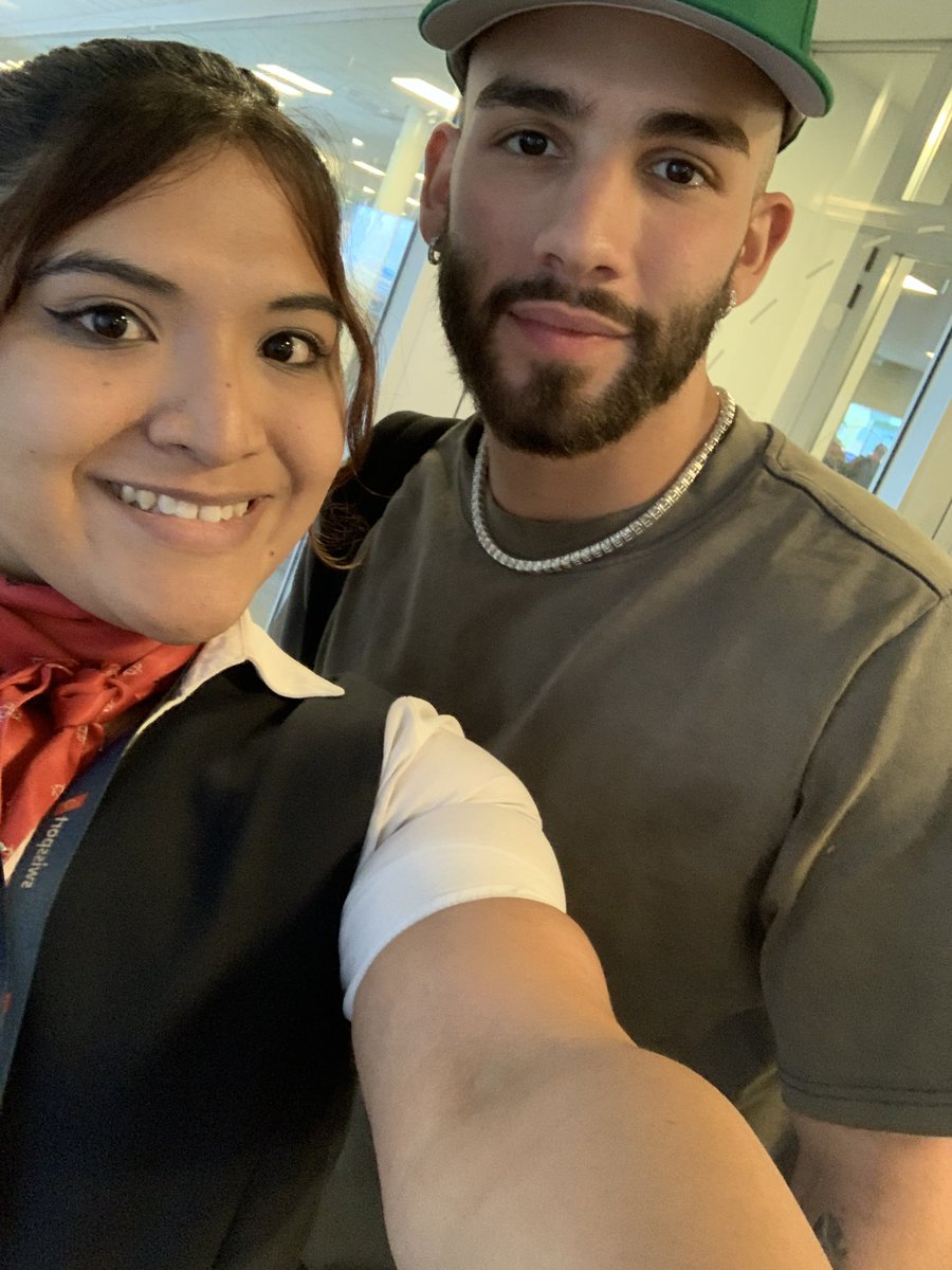 MelMB__'s tweet photo. El jueves en el concierto mi celu murió en la segunda canción y hoy lo embarcamos en el vuelo de la mañana.
Mi cara de felicidad viendo a Manuel Turizo 😍😍
#ManuelTurizo #Tour2000 #2000Tour https://t.co/8cQyInGK0i