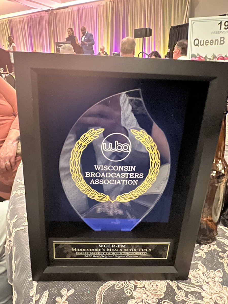 TylerDiktanas's tweet image. A night I’ll never forget. Thank you @WIBroadcasters! #wbagala #FirstTimeWinner