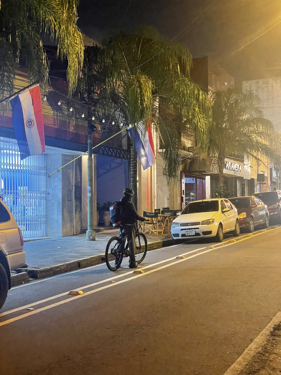 PARAGUAY, tenes que sentirlo. Y después culpa a los del estado nomas… y ni una ciclovia pueden respetar