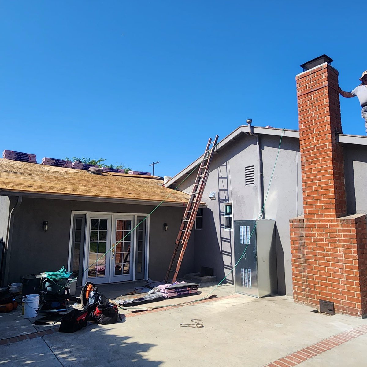 StateWideConstr's tweet photo. NEW ROOF in Encino. We replaced the damaged plywood, &amp; installed 30 yrs composition shingle, cool roof, in charcoal black 
Over 26+ years serving LA and SFV
Free Estimate with contractor Joe Grimberg. 818-633-5462.

#northridgeroofing #roofer #northridgecontractor #northridge https://t.co/mSxBXR1SGW