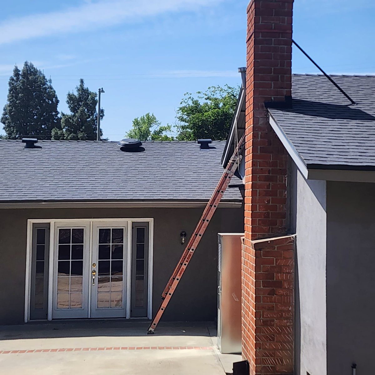 StateWideConstr's tweet photo. NEW ROOF in Encino. We replaced the damaged plywood, &amp; installed 30 yrs composition shingle, cool roof, in charcoal black 
Over 26+ years serving LA and SFV
Free Estimate with contractor Joe Grimberg. 818-633-5462.

#northridgeroofing #roofer #northridgecontractor #northridge https://t.co/mSxBXR1SGW