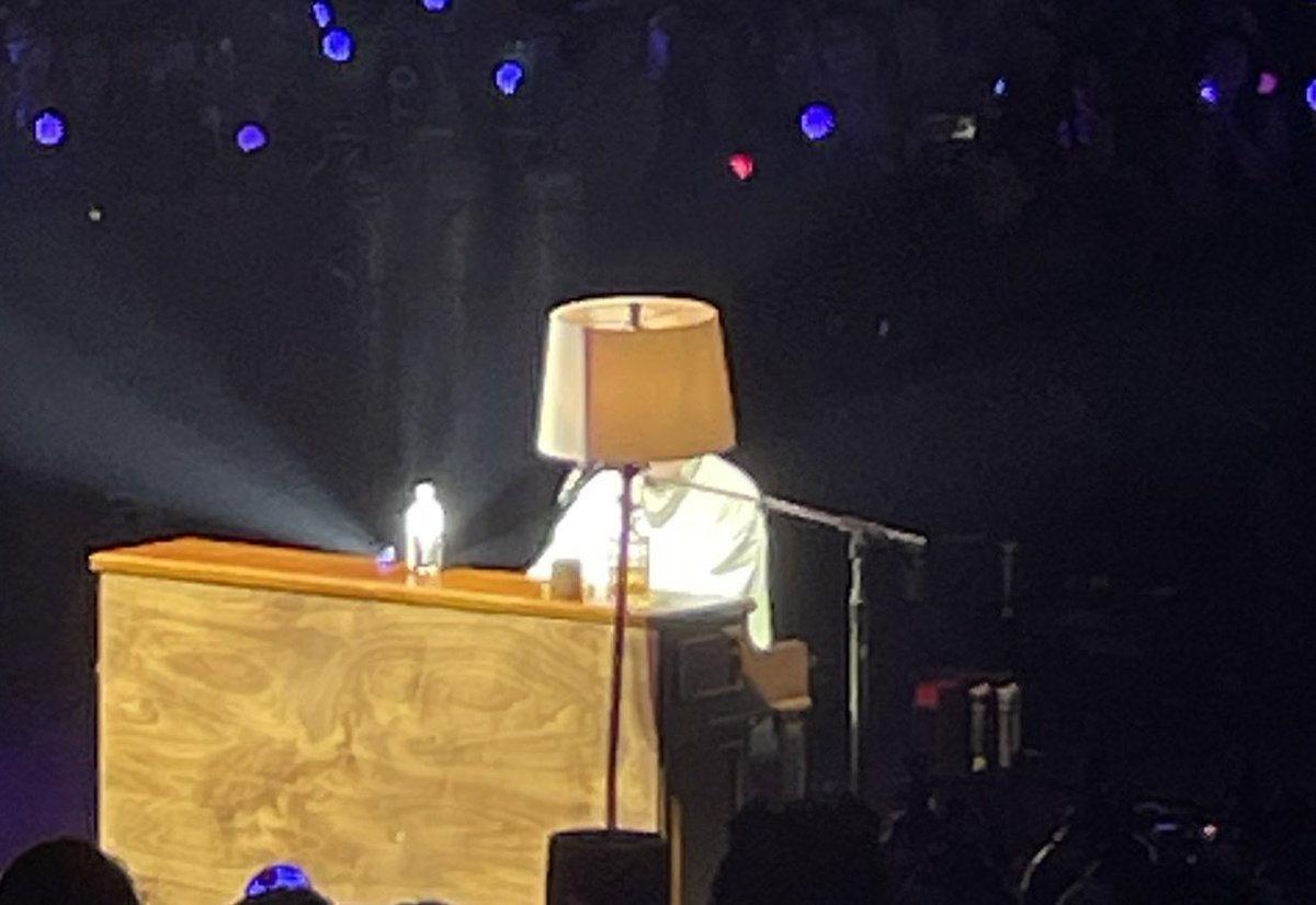 triviaagguk's tweet photo. yoongi lamp the never ending saga https://t.co/8ZGGG2tYz2