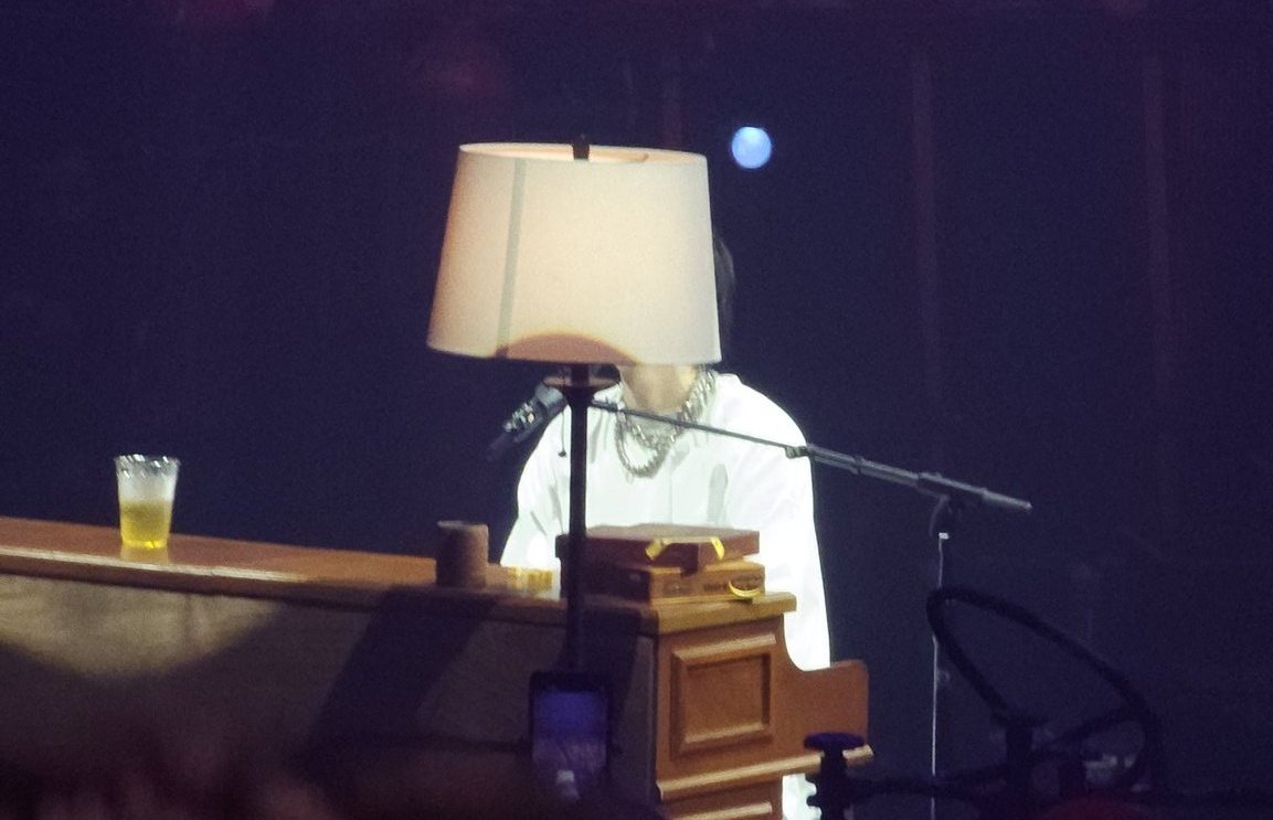 triviaagguk's tweet photo. yoongi lamp the never ending saga https://t.co/8ZGGG2tYz2