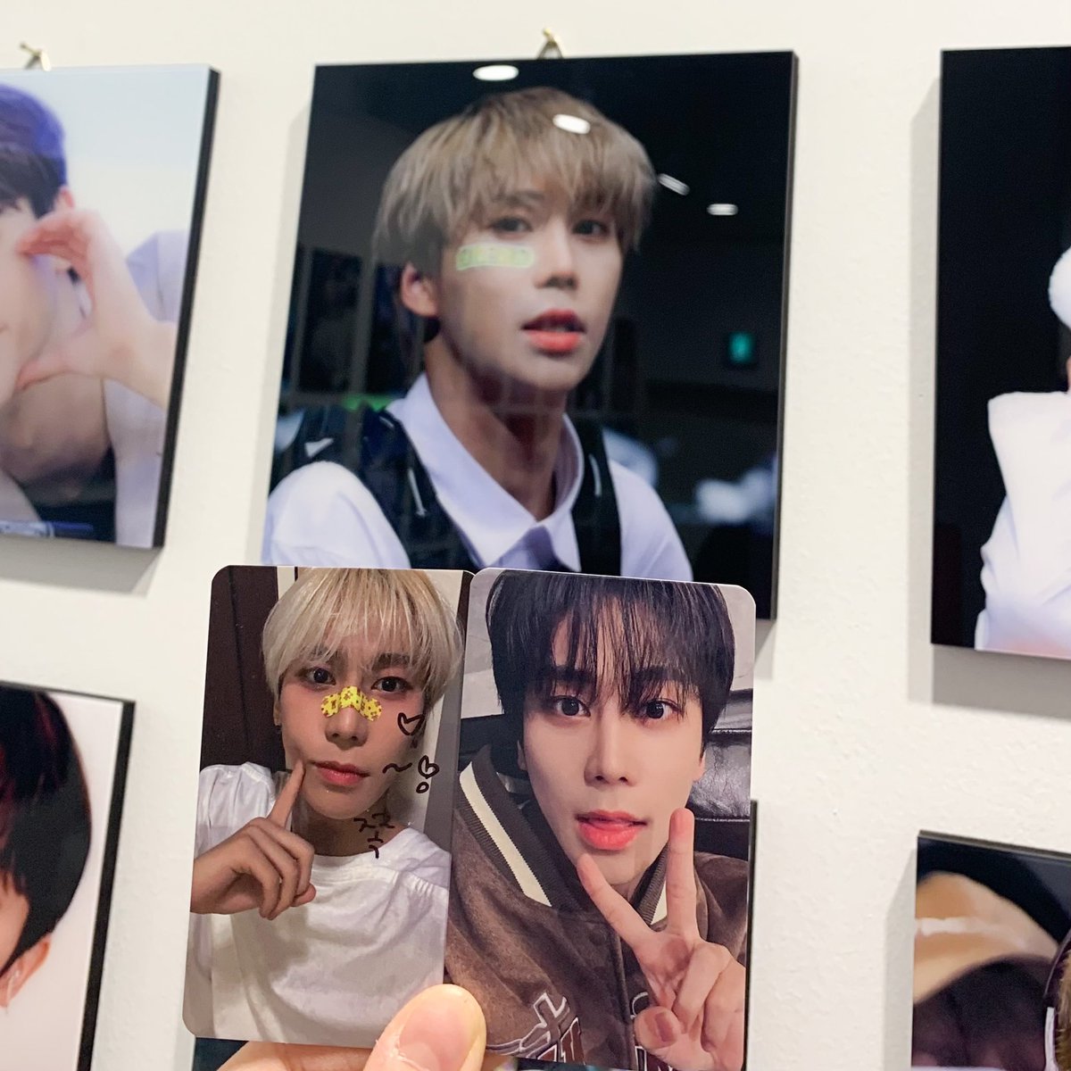 어제의 일기📝
짱멋진 칭구들의 전시회에 갔다와따 . 
여기저기 둘러봐도 액자밖에 없ㄷㅑ.. 진짜 이뿜🥺
낮에는 아워타임 참석하고 밤에는 유어타임 참석해따 시간을 달리는 하루🏃🏻‍♀️🏃🏻‍♀️
 #in_our_time