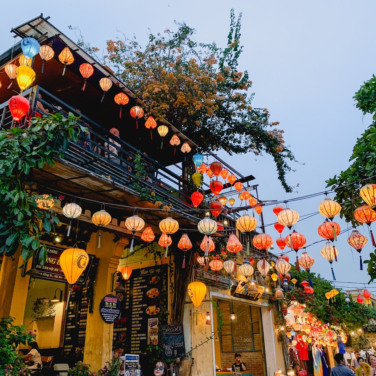 [รีวิว] 48 ชั่วโมงในเวียดนาม ไปคนเดียวแบบเน้นชิล เริ่ม!

#ฮอยอัน 
- เรียก grab จากสนบดานังฮอยอัน (600 บาท) นั่งไปเกือบชม. คนเวียดนามขับรถไม่เร็ว
- ช่วงที่ไปคนเยอะมาก โดยเฉพาะเกาหลีกับไทย
- พอเริ่มตกเย็นๆ ค่ำๆ สวยดี มีโคม มีลอยกระทงในแม่น้ำไรงี้ด้วย (มีต่อ) 

#รีวิวเวียดนาม