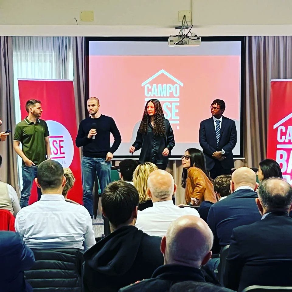 baseitaliaweb's tweet photo. Si conclude oggi il primo modulo della scuola politica di #baseitalia #campobase2023 💪💪💪 Appuntamento a #Bruxelles #facciamobellalademocrazia https://t.co/IPj7DE5zoU