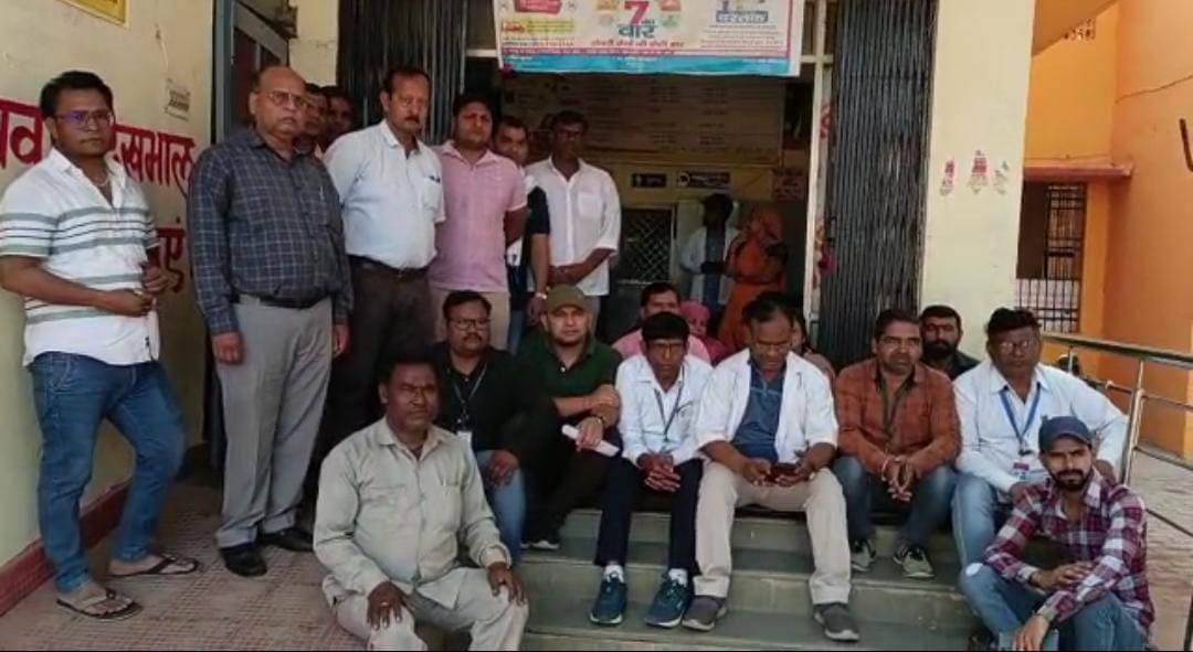 #Strike
Brutal assaults At CHC By groups of political goons !
They locked all staff doctors &amp; health worker in room  &amp;assaulted!!
CHC Superintendent including hospital staff sitting on dharna at CHC #Ajitmal/Auraiya (UP)
<a href="/myogiadityanath/">Yogi Adityanath</a> <a href="/PMOIndia/">PMO India</a> #MedTwitter