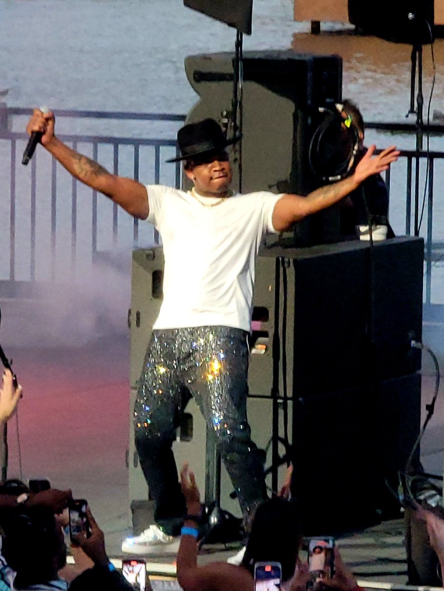 OtherTysonMyers's tweet photo. Amazing concert by Ne-Yo @SeaWorld Orlando tonight!!!! So good! #neyo #seaworld #seaworldorlando #concert #lovefl #loveorlando #ilivewhereyouvacation https://t.co/H7E0igO7lW
