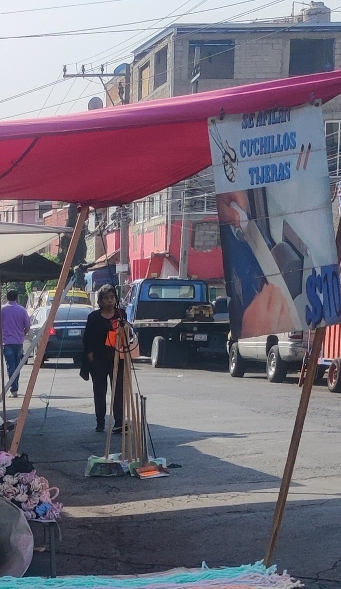 ENMINEZA's tweet photo. MIRA  @NezaCivico 

Este puesto lo he reportado ya en varias ocasiones, la gente tiene que caminar por el carril vehicular, @TransitoNeza @seguridadneza @Adolfo_Cerqueda hasta que pase en verdad una desgracia? Es cuando hará algo.
Te agrego en la foto? Ya que te gusta alabar todo https://t.co/WHsB6wEC85