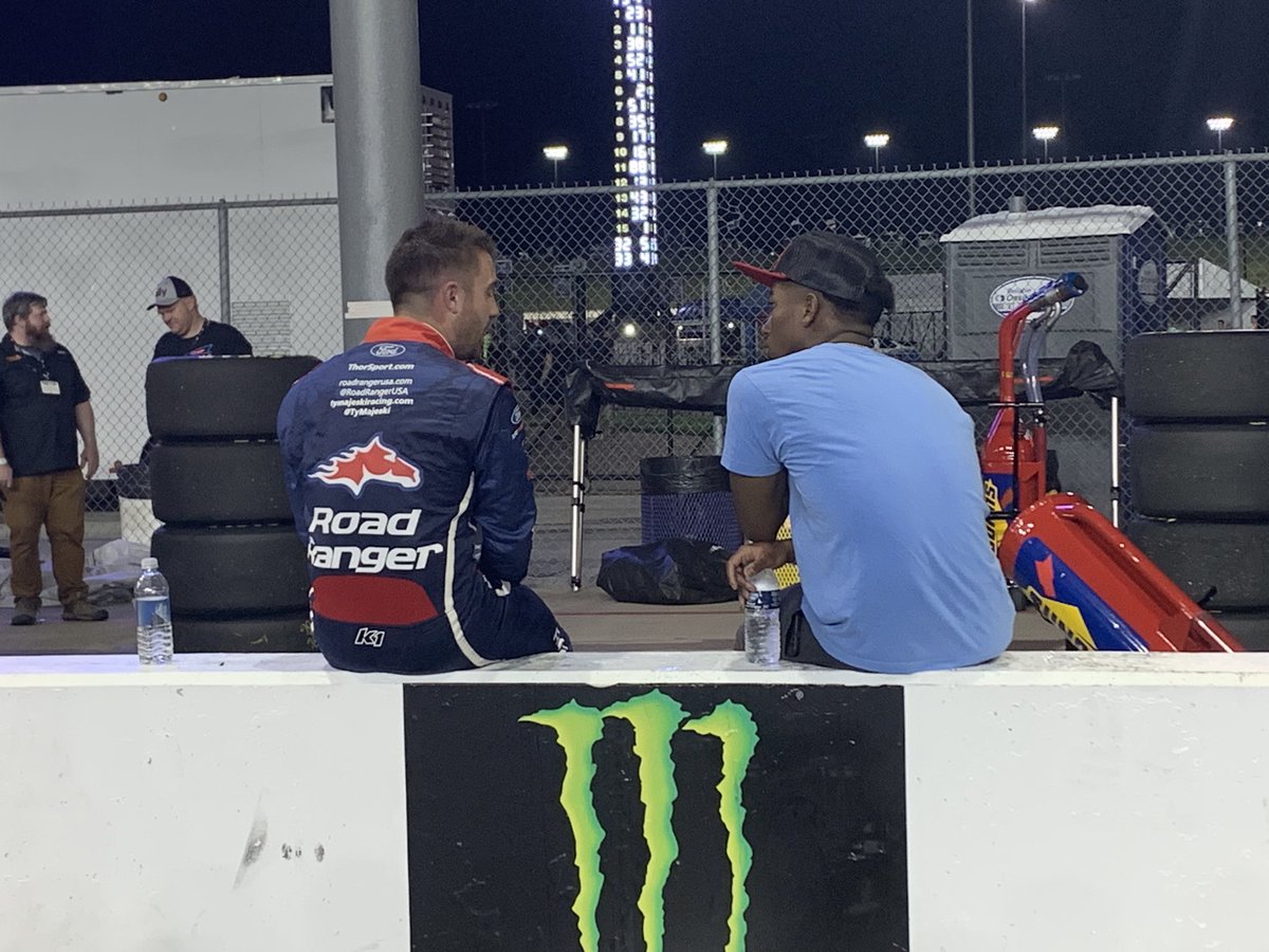 .@TyMajeski and @rajahcaruth_ are talking it out 

#NASCAR #HeartofAmerica200