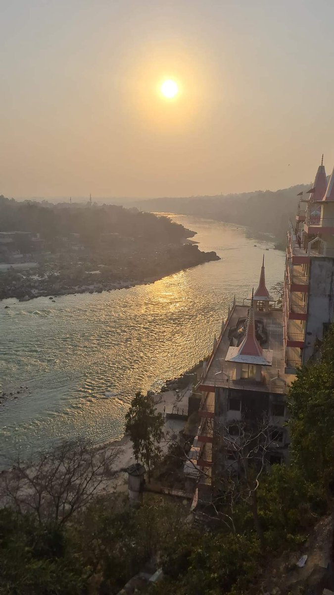 GorA013's tweet photo. Sunrise at Devabhumi Rishikesh...!! 
 
Har Har Gange 🤍
Har Har Mahadev 💛
#shivoham 🙏
#jaisurydev ☀ https://t.co/XGHrUI6gAF