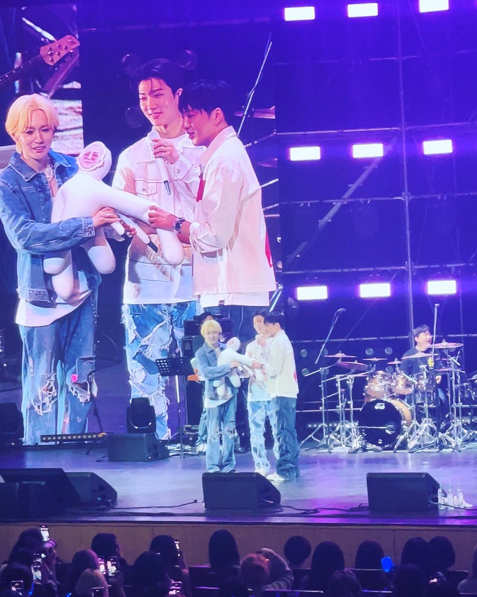 yktwhj's tweet photo. 어제 정말 너무너무 행복했다 ㅠㅠㅠ
오랜만에봐서도 좋았고..
오랜만에 봉도 흔들수 있어서도 좋았다..
역시 나한텐 위너다!!!!

#위너 #어썸스테이지위너 #WINNER #강김송이 #강승윤 #김진우 #송민호 #이승훈 #BXSCO https://t.co/ccYdRtuyEm
