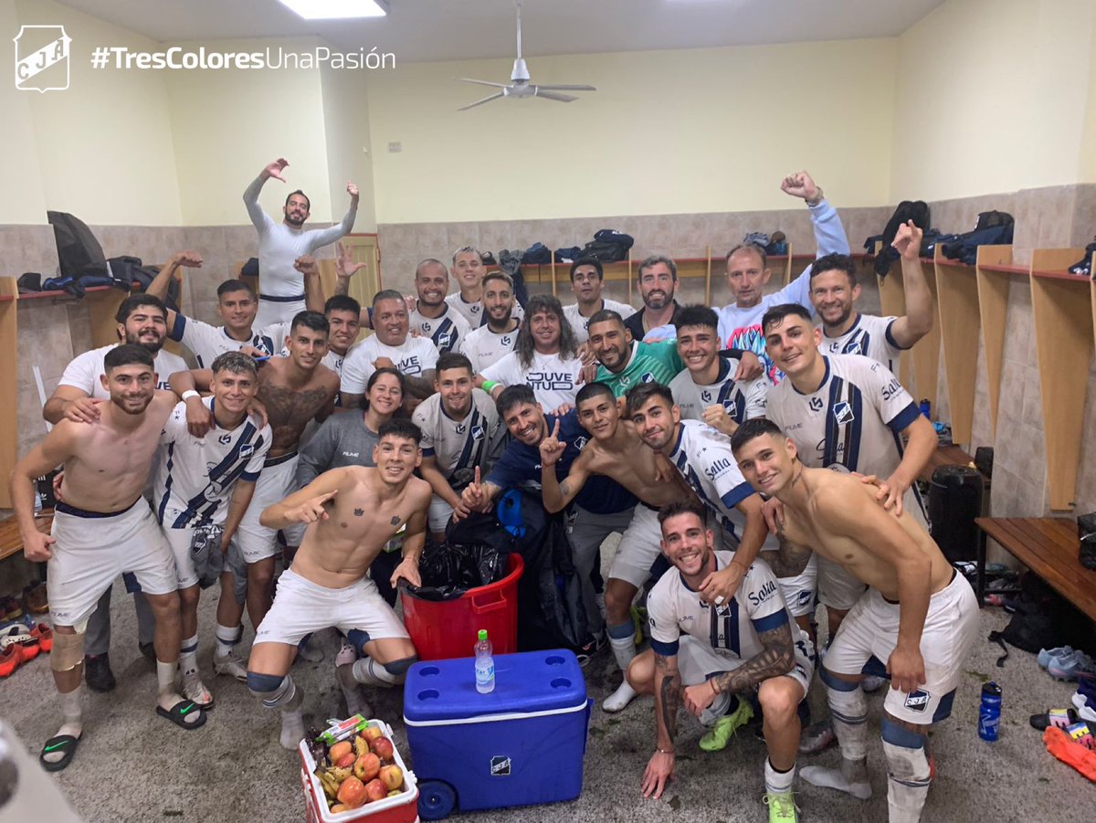 CJAOficial's tweet photo. ¡PENAS Y ALEGRIAS QUE VIVÍ, ME ENAMORE DE TI! 💙🤍🤎 https://t.co/pOsbZnLMU0