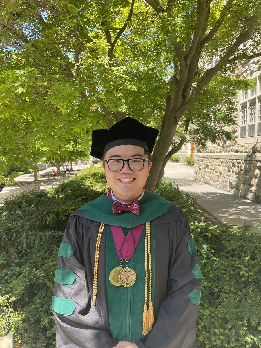 ChangXuMed's tweet photo. Officially Chang Xu, D.O.!  👨🏻‍⚕️ 

Wouldn’t be where I am today without my wonderful support system (some not pictured)!  

See you again VCOM - And see you soon, UIC!  ☺️ https://t.co/UaKKdMTcDD