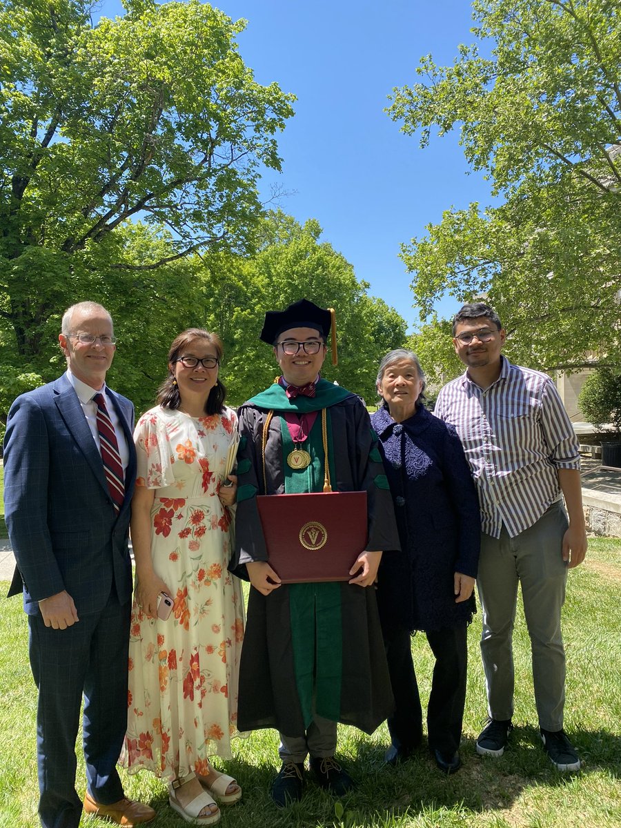 ChangXuMed's tweet photo. Officially Chang Xu, D.O.!  👨🏻‍⚕️ 

Wouldn’t be where I am today without my wonderful support system (some not pictured)!  

See you again VCOM - And see you soon, UIC!  ☺️ https://t.co/UaKKdMTcDD