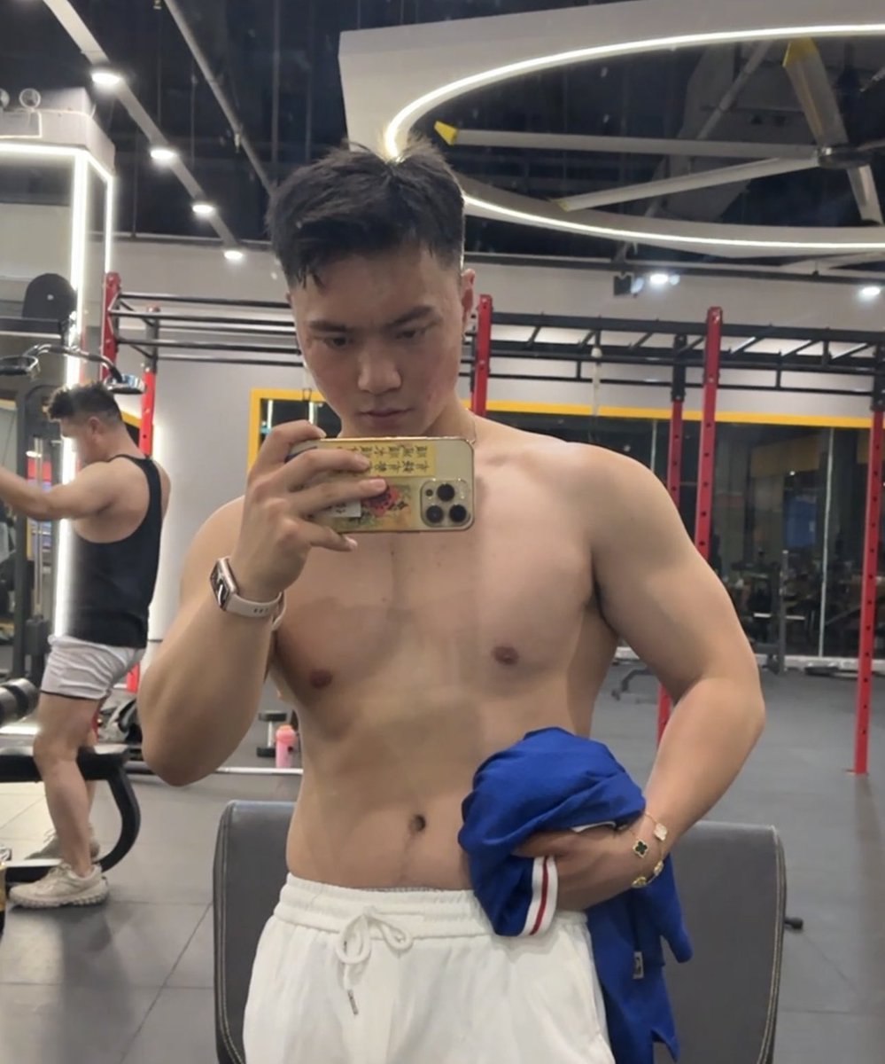 GrealtWQ's tweet photo. 工作终于不忙了好好锻炼好好学习吧 #gym https://t.co/linIySV5bj