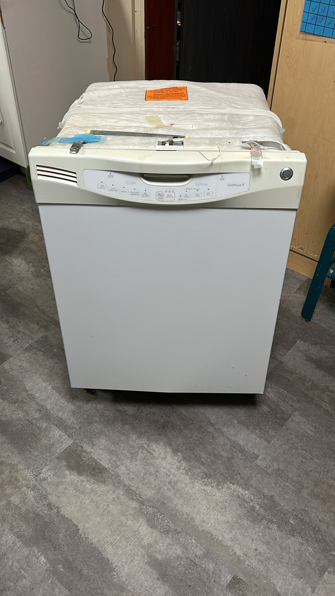 Darth_Bacca7's tweet photo. Out with the old and in with the new. Looks sharp #lg #dishwasher #shiny hoping @locknessi13 enjoys it https://t.co/WHH2MtgHNJ