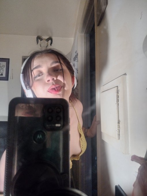 She's so pretty 😋 https://t.co/HGht6haJEI