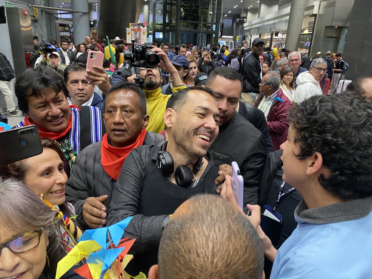 RubenSelvaYMar's tweet photo. Y llego ⁦@ElQueLosDELATA⁩ bienvenido Daniel  a colombia, caluroso recibimiento en Bogota https://t.co/2tiWfeDqHi