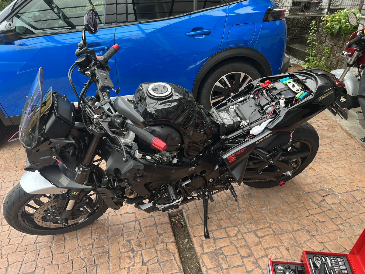 makinami_5gouki's tweet photo. 雨だし、走れんし、前の時から10000km超えたし、朝からエアクリとプラグ替えてみた。
ついでにAdPower貼っつけといた。
前より早く出来るようになったけど、やっぱり大変よね。😅
#simota #adpower #motodx https://t.co/jSDnhwJUs9