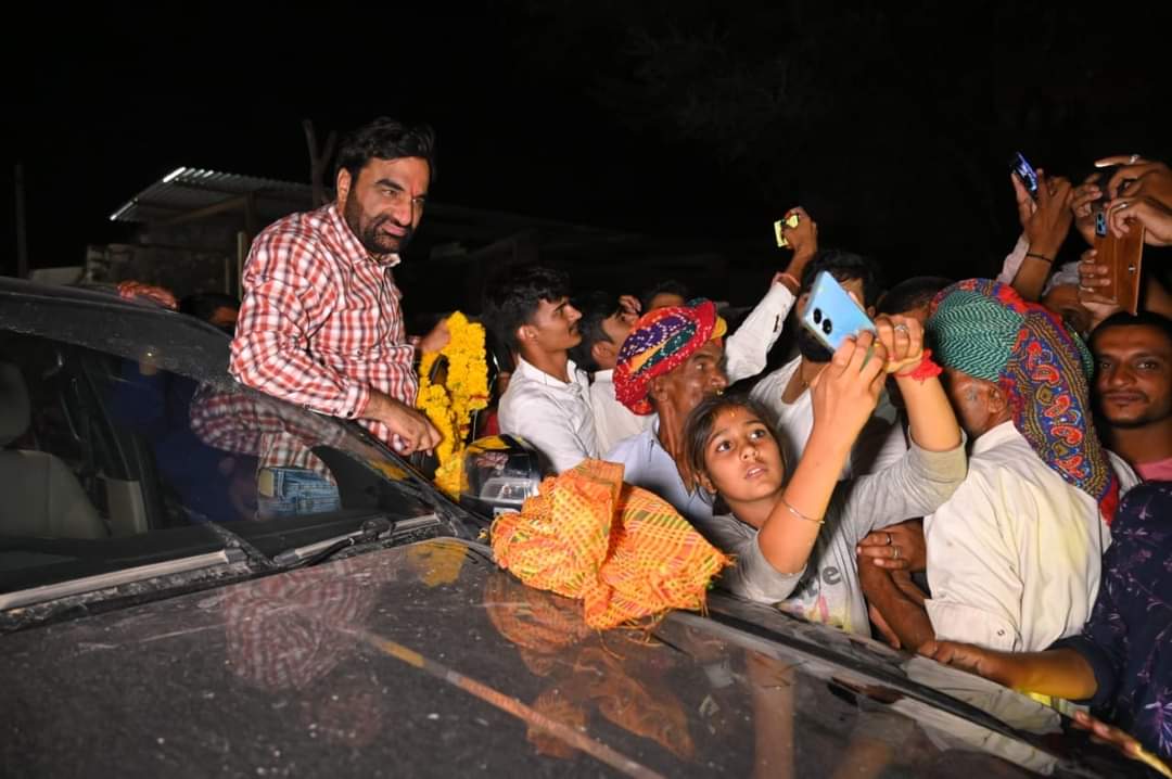 hanumanbeniwal's tweet photo. देर रात चितौड़गढ़ जिलें के ग्राम काशिया में स्थानीय लोगों द्वारा स्वागत किया गया !
#RLPInMewar #RLP https://t.co/L5aWLCnNTh