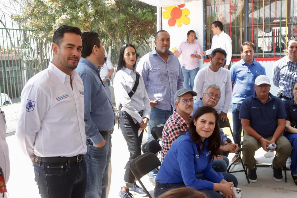 AllanLeon_'s tweet photo. Con #MiBarrioHablaš£ļø escuchamos y damos resultados tangibles que mejoran la vida de los leonesesš
Hoy regresamos a #Vibar para evaluar los compromisos cumplidos āļø y confirmamos que haciendo equipo con la gente es posible dar muy buenos resultados para #VivirMejor en #León š¦ https://t.co/Hb0YvrnT7F