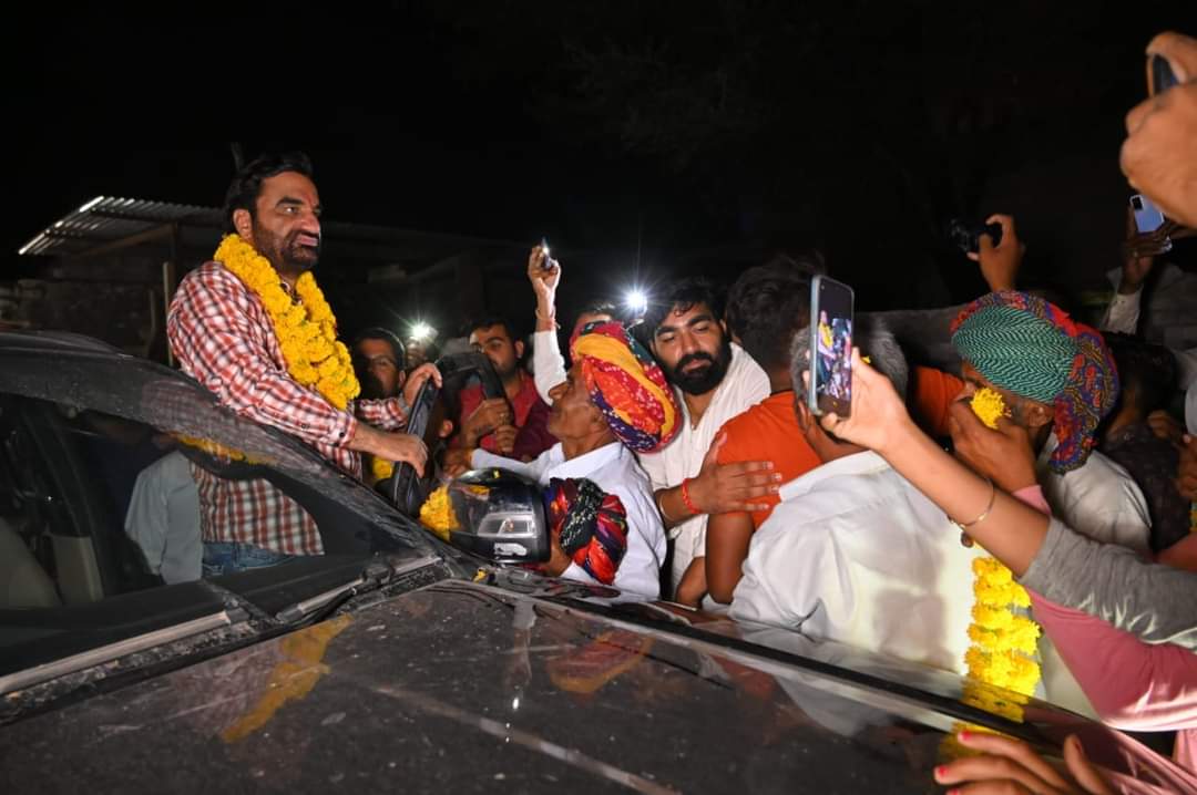 hanumanbeniwal's tweet photo. देर रात चितौड़गढ़ जिलें के ग्राम काशिया में स्थानीय लोगों द्वारा स्वागत किया गया !
#RLPInMewar #RLP https://t.co/L5aWLCnNTh