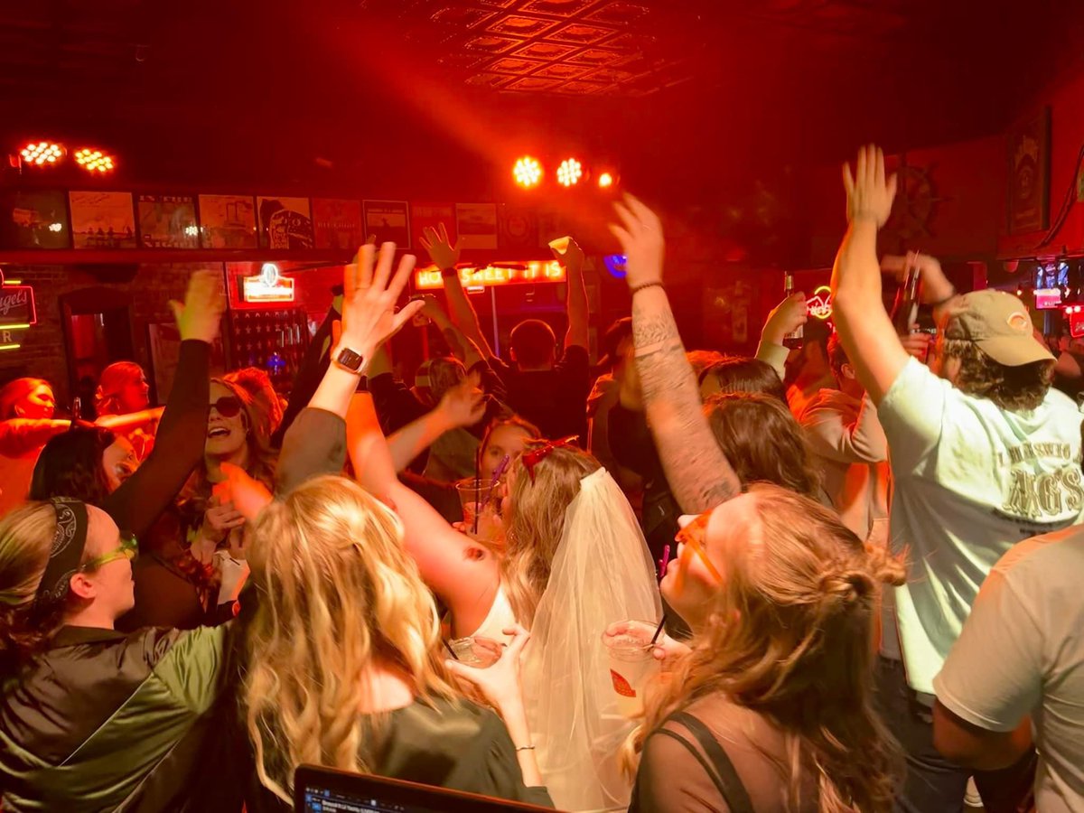 We just erupted! #ShowboatSaturday 
    <a href="/kingfusion/">DJ Fusion</a> <a href="/Showboat_Saloon/">The Showboat Saloon</a>