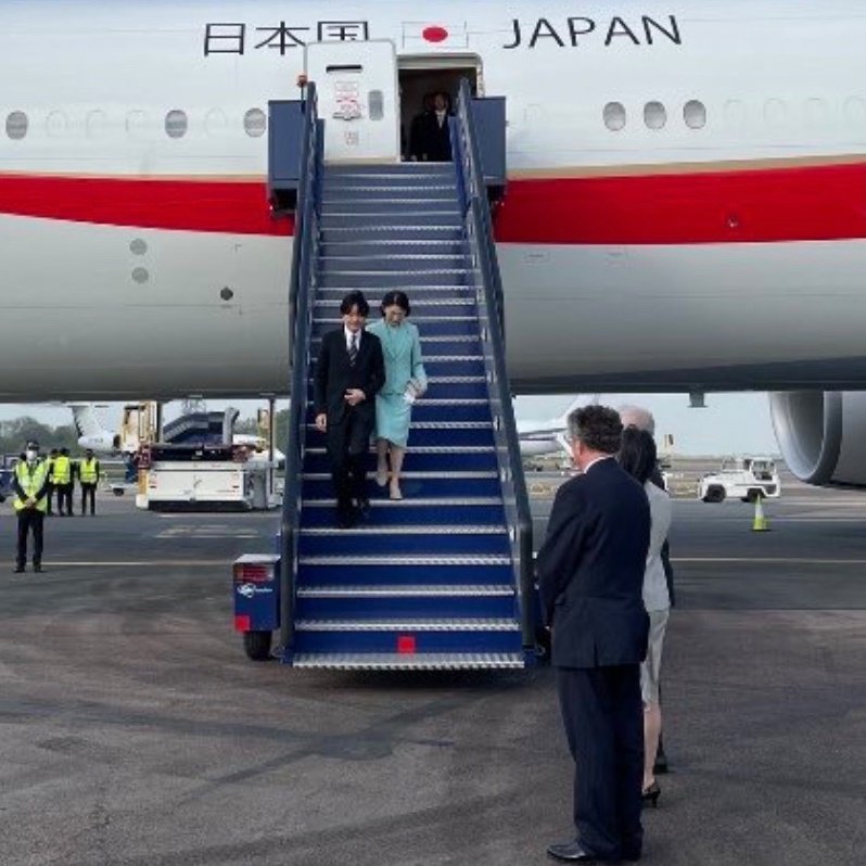 _shredevil's tweet photo. 同日の同空港のイギリスのお出迎え。
左画像→タイ国王ご夫妻
右画像→秋篠宮夫妻
これを見ても本人たちは
何とも感じないんだろうな⁉️
#英国戴冠式 #秋篠宮夫妻 #秋篠宮不要 #秋篠宮家は日本の恥 https://t.co/b1Fv57wvzA