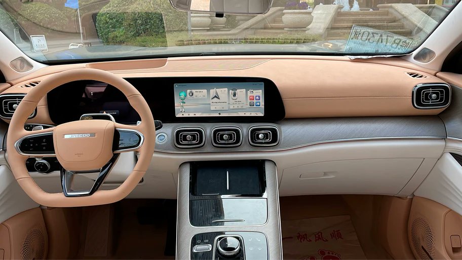 Autocosmos's tweet photo. #Jaecco nos invitó a conocer la nueva 𝟵 𝟮𝟬𝟮𝟰 😎 un SUV para 7 pasajeros con una longitud de 4.8 m 👌🏻 ostenta parrilla tipo cascada, efecto visual que causa las barras cromadas en vertical y cuya apariencia nos recuerda a las de #Lincoln 👏🏻👉 https://t.co/n5WqQSgqPK https://t.co/zy6DQScduR