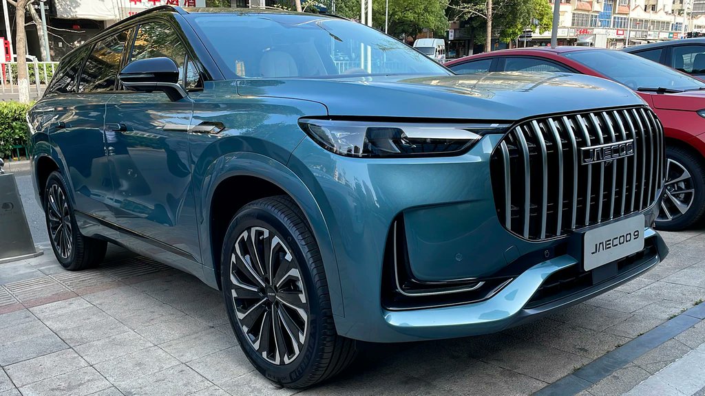 Autocosmos's tweet photo. #Jaecco nos invitó a conocer la nueva 𝟵 𝟮𝟬𝟮𝟰 😎 un SUV para 7 pasajeros con una longitud de 4.8 m 👌🏻 ostenta parrilla tipo cascada, efecto visual que causa las barras cromadas en vertical y cuya apariencia nos recuerda a las de #Lincoln 👏🏻👉 https://t.co/n5WqQSgqPK https://t.co/zy6DQScduR