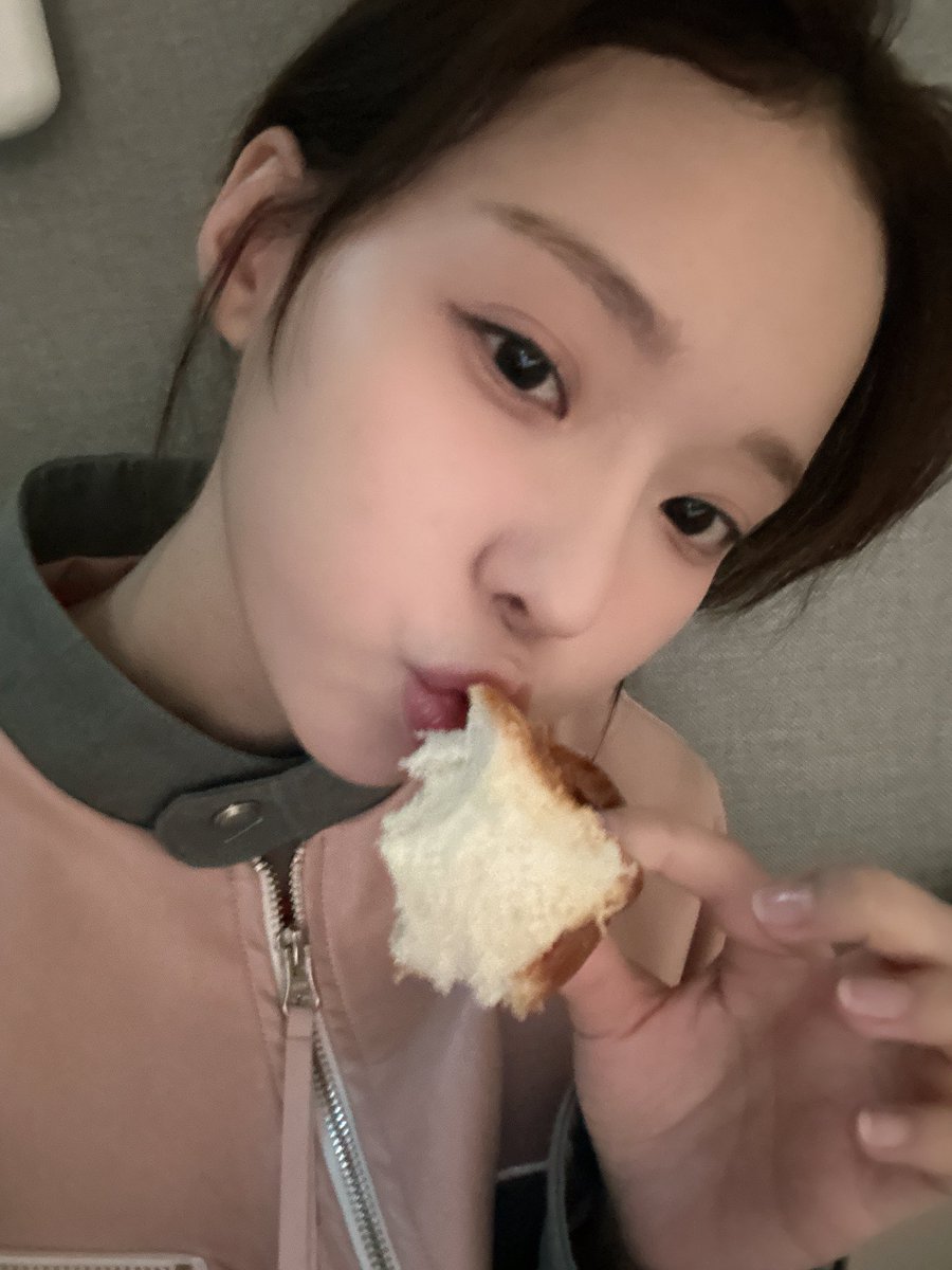 [230507] 11:14AM KST: ⭐️ 

- +2 📸
- let’s practice 
- +📸
- my practice friend… 🌟